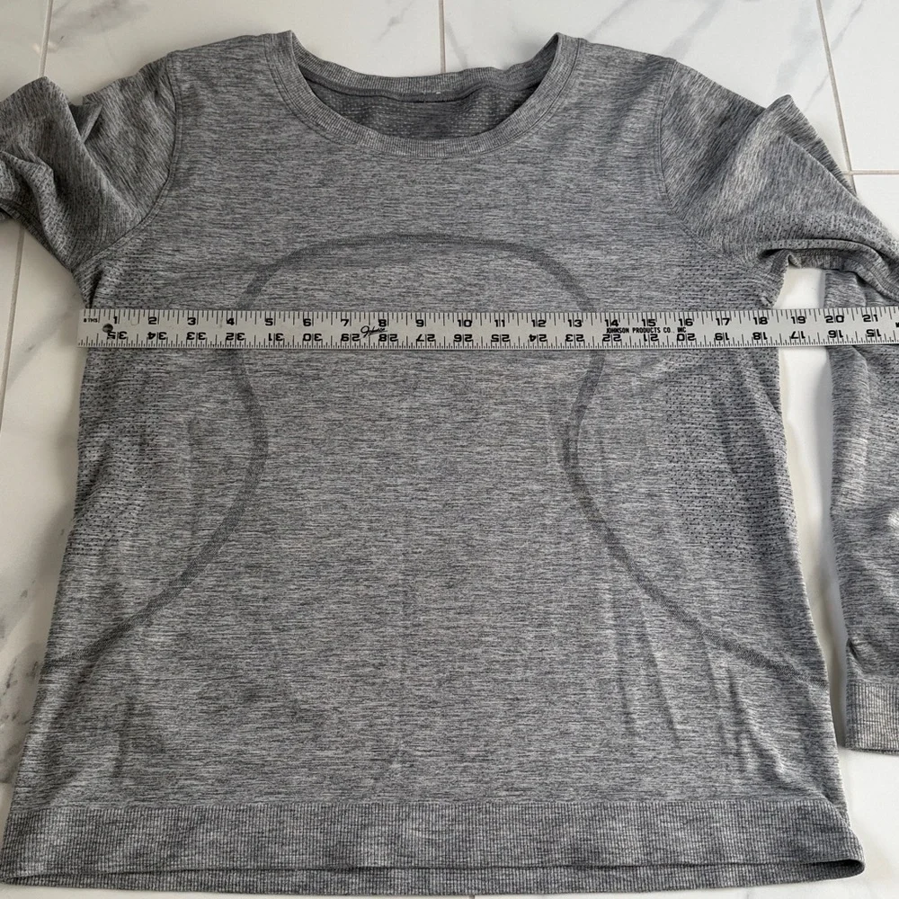 Lululemon Swiftly Tech Long Sleeve Breeze Relaxed Fit Slate Gray / White Size 8
